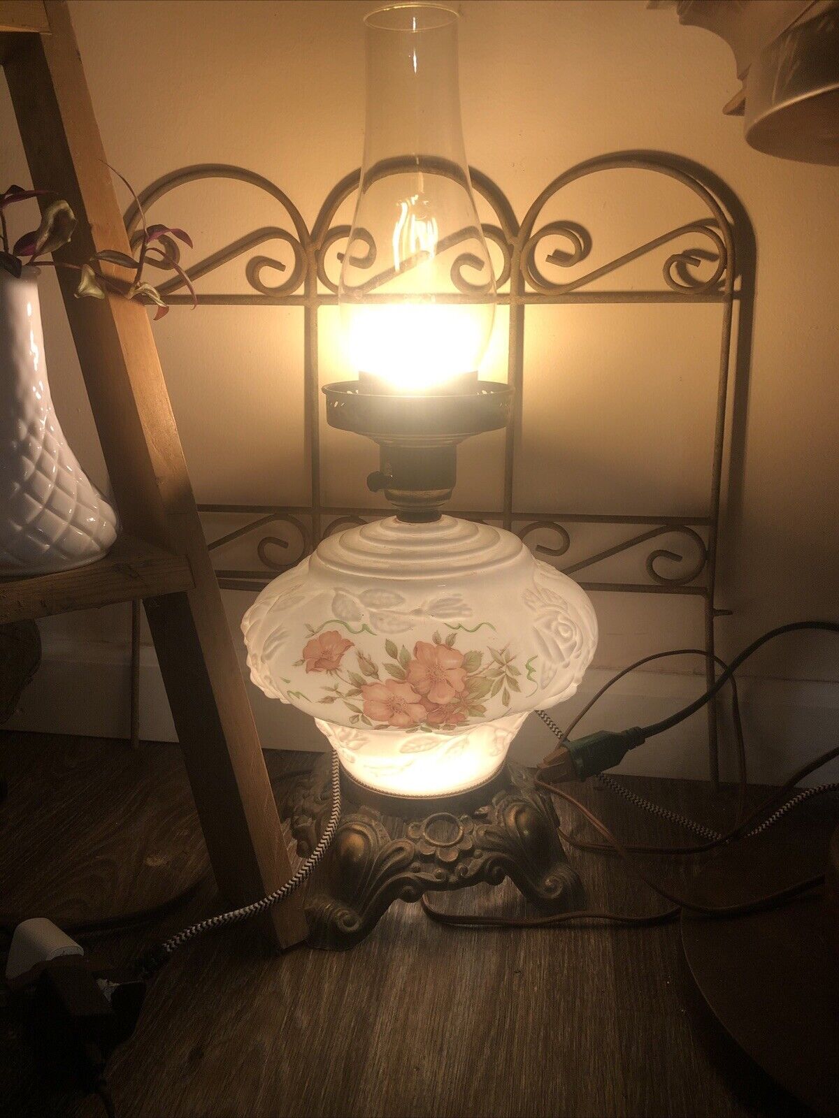 Vtg Gone With wind   Hurricane Table Lamp Pink Roses Victorian Art Deco **WORKS*