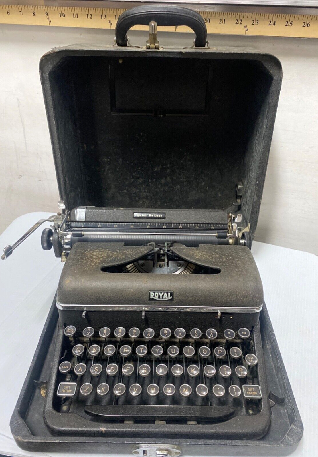VINTAGE - Royal Quiet Deluxe Typewriter With Case NO Key (FC92A-TOP-Q1943