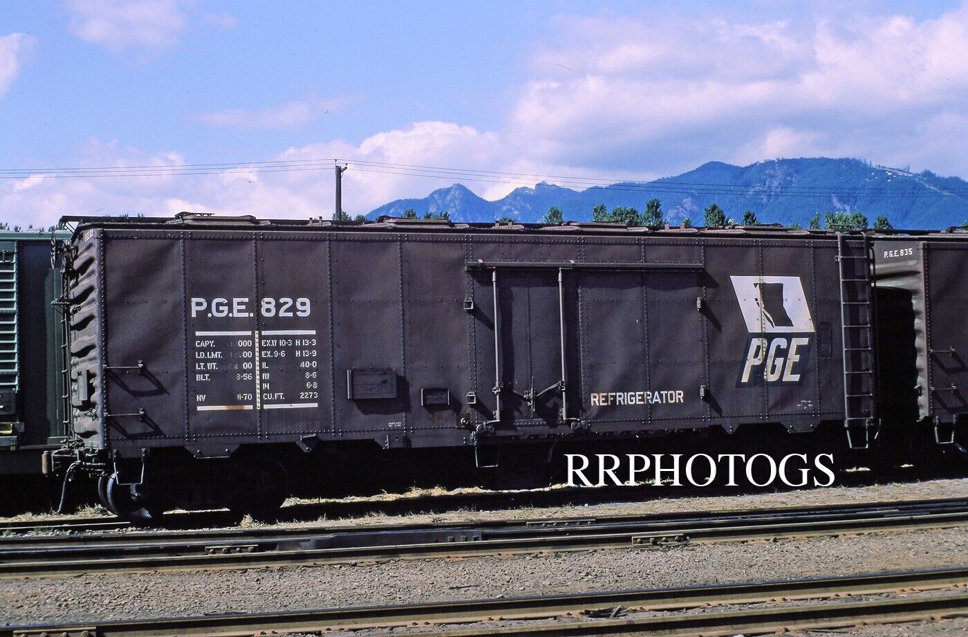RR PRINT PACIFIC GREAT EASTERN PGE 40\' 8 HATCH ICE REEFER CAR #829