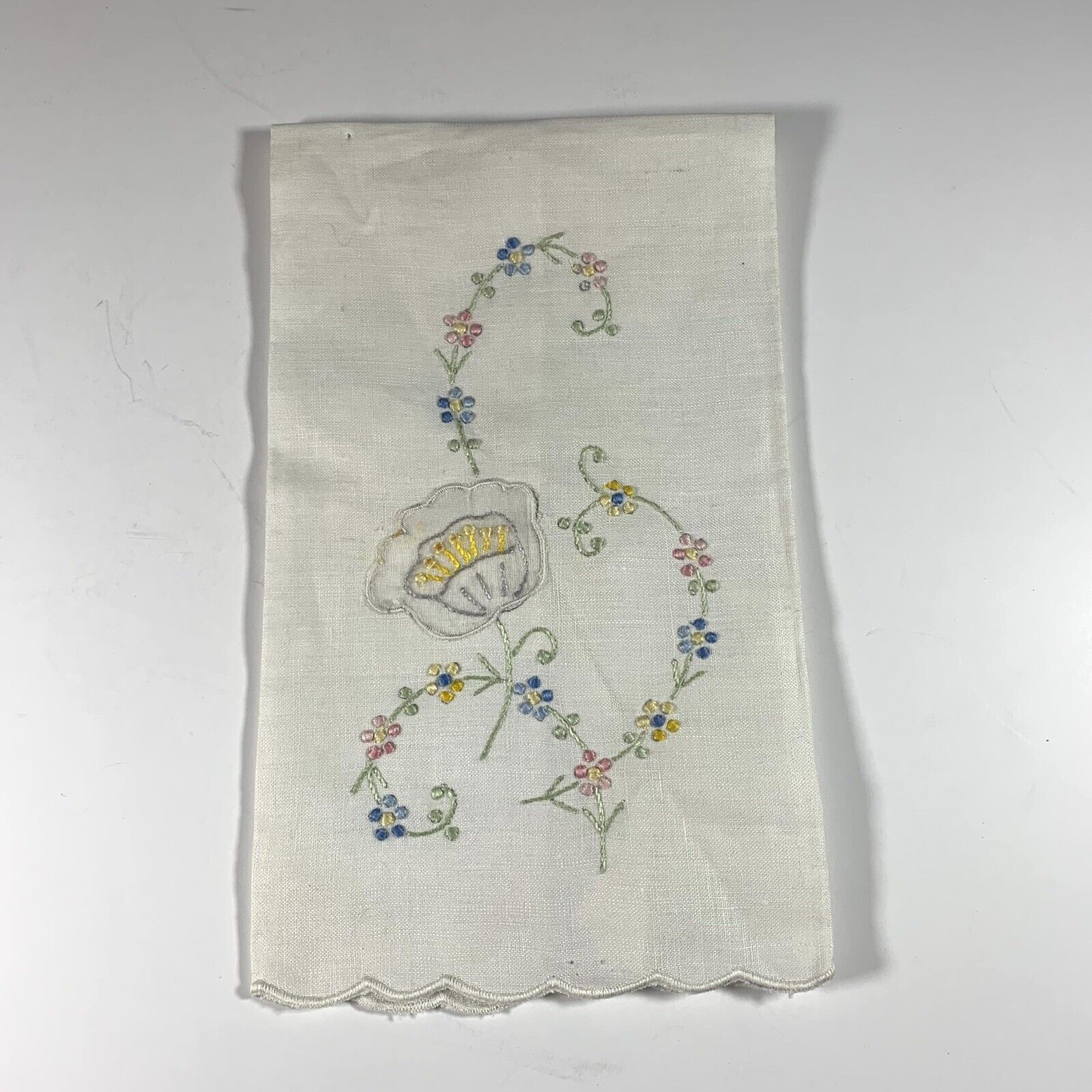 VTG Linen Tea Finger Guest Towel Floral Applique Cutwork Scalloped Edge 10x 16”