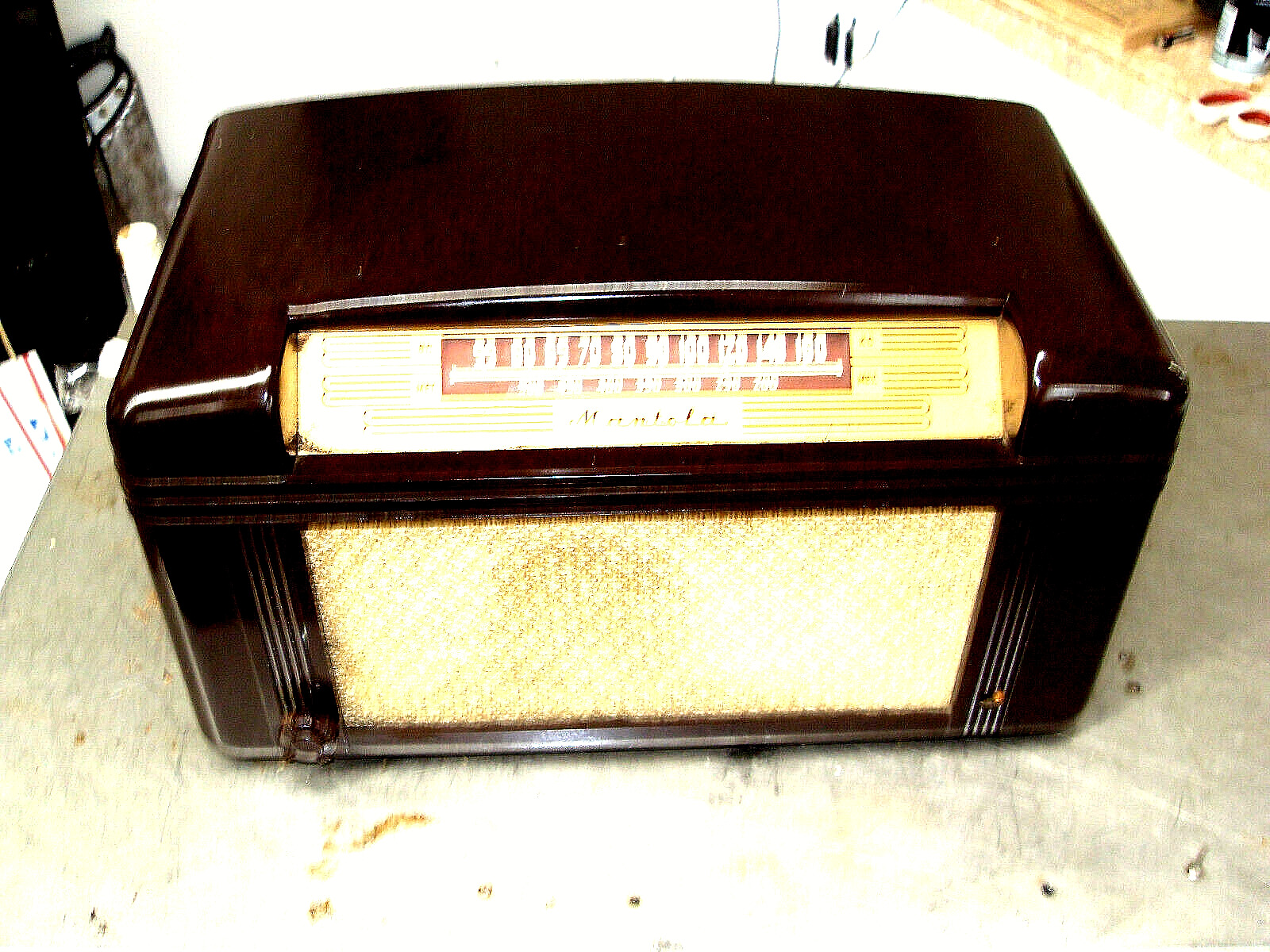 vintage MANTOLA TABLETOP RADIO R643-PM:  EXCELLENT BAKELITE SHELL - no cracks