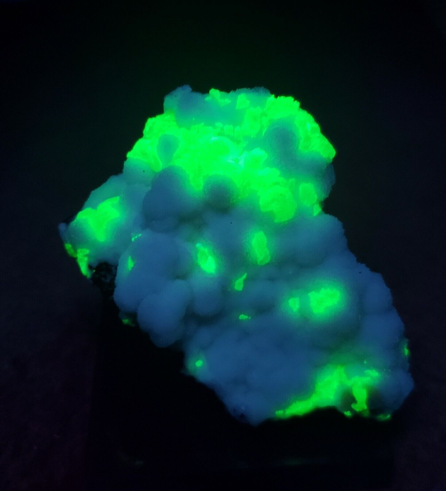 ***RARE-Superb Scarce Smithsonite on Fluorescent Adamite crystals, mine Mexico**