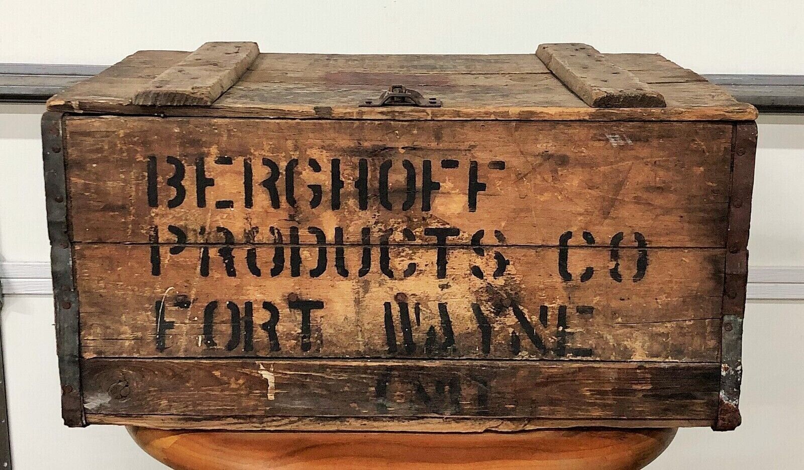 Antique BERGHOFF BEER Fort Wayne Indiana Hinged Divided Wood Crate Box