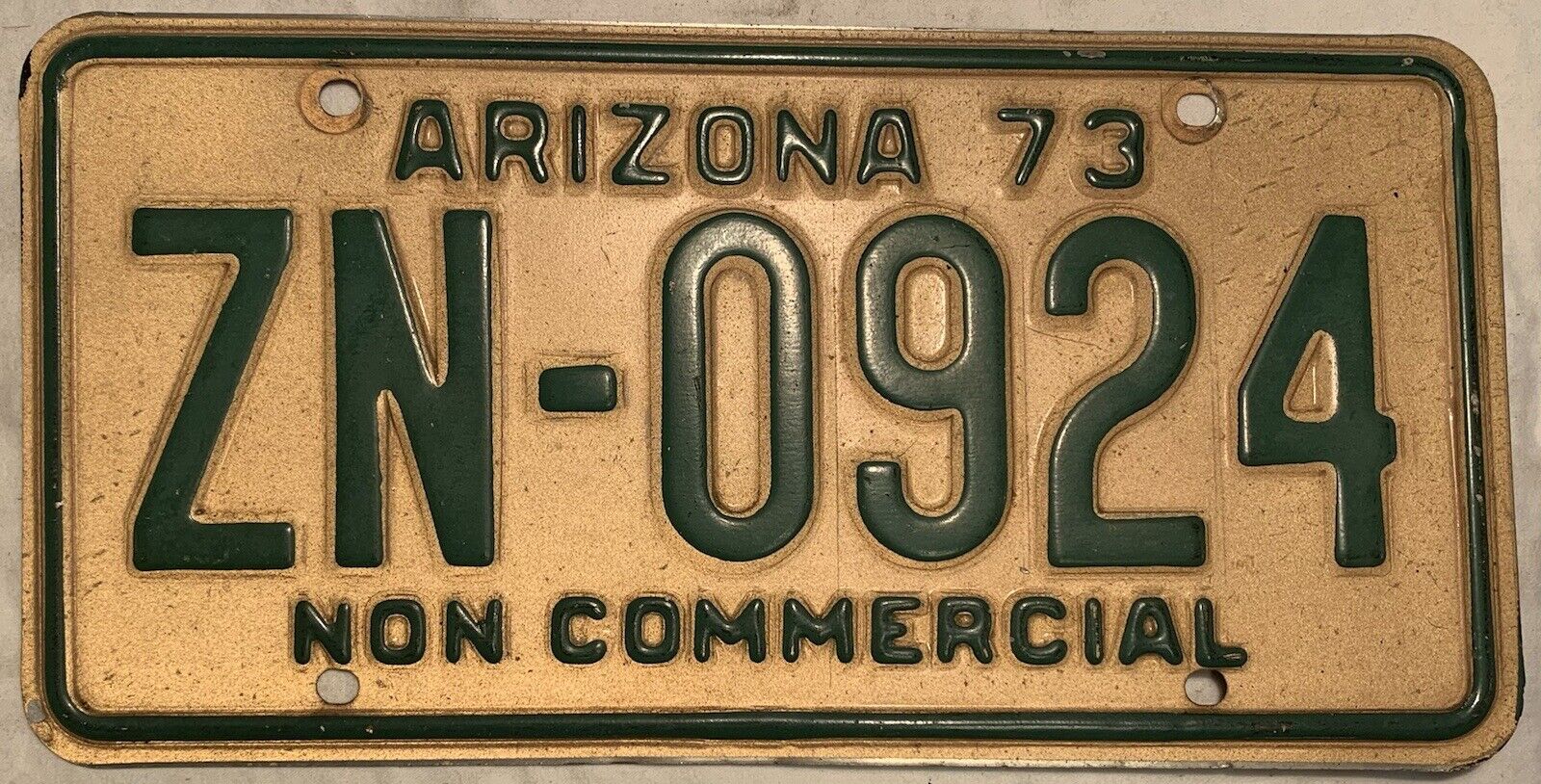 1973 Arizona Non-Commercial License Plate ZN-0924 Collectible Yellow Green