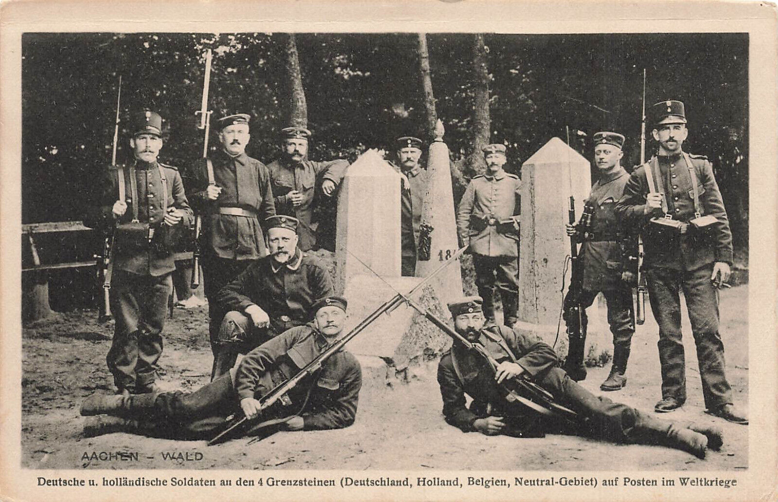WWI VINTAGE POSTCARD GERMAN AND DUTCH SOLDIERS AT BORDER PEACE ZONE 111322 R