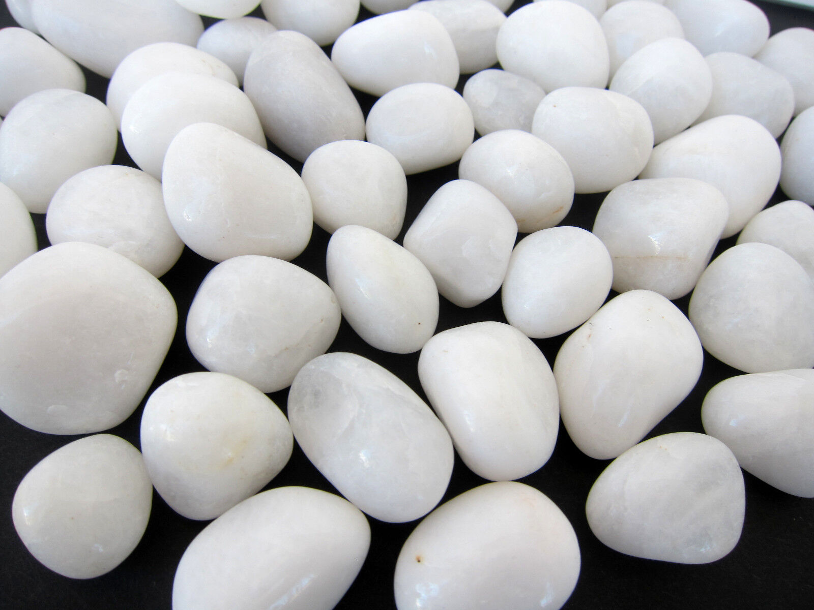 1x White Pearl Agate Tumbled Stones 20-25mm Healing Crystal Opens Crown Chakra