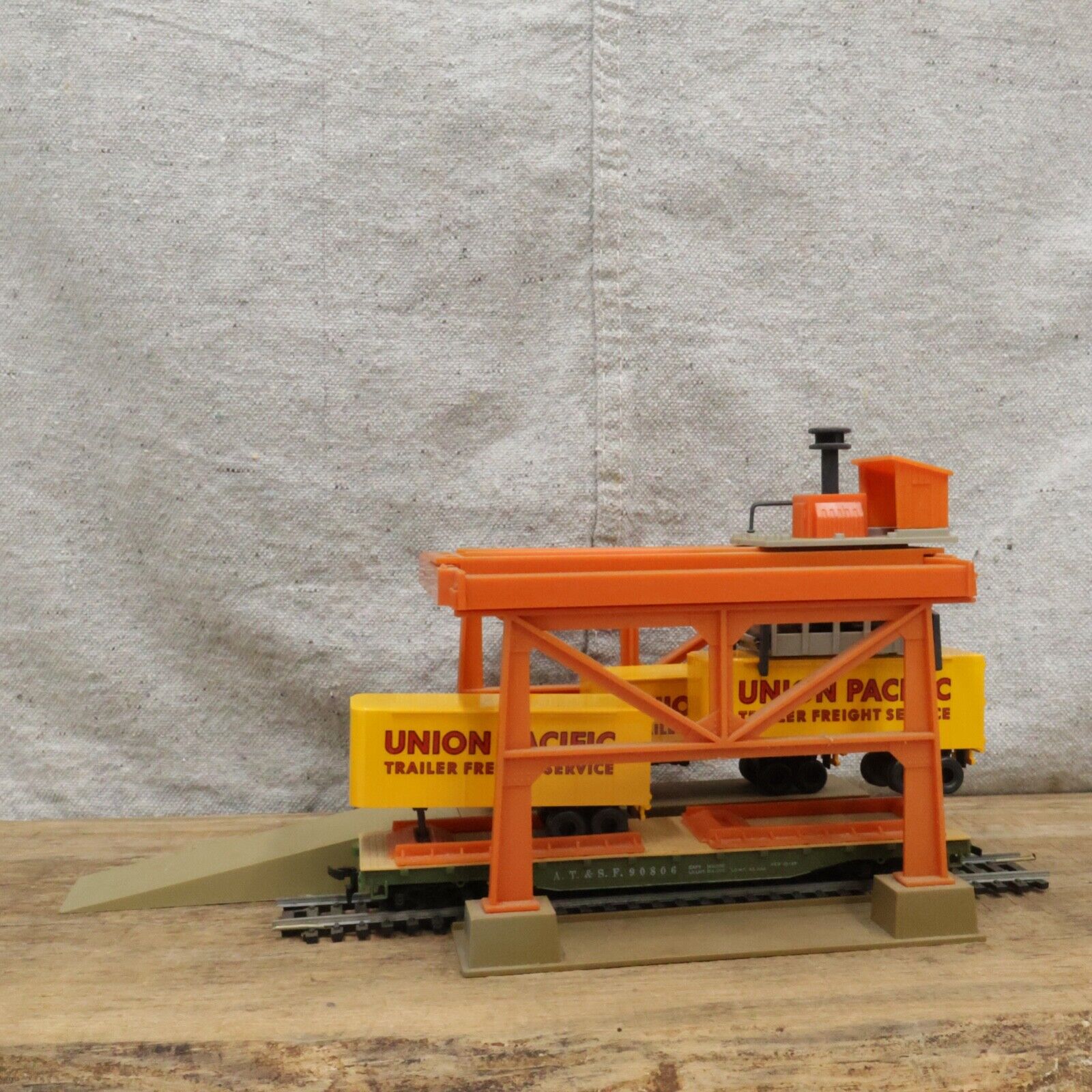 HO Scale TYCO Operating Piggyback Loader & Unloaded Depot READ