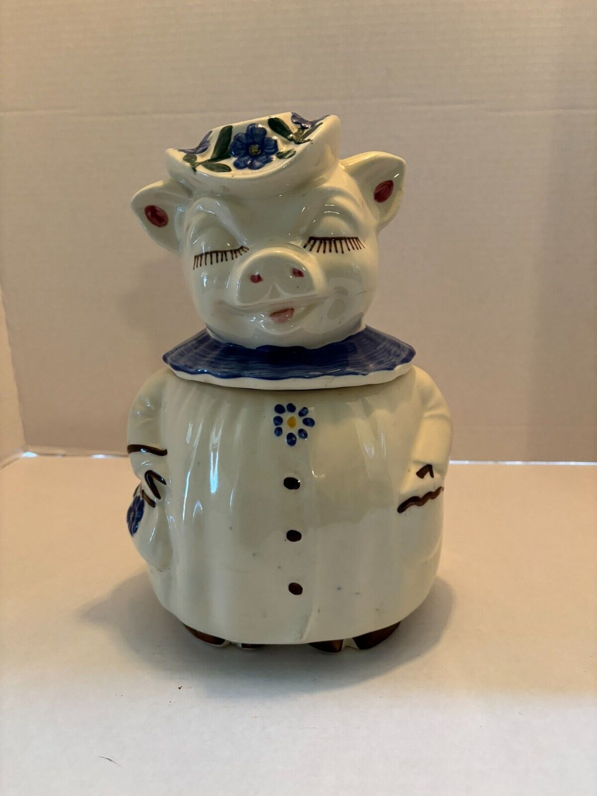 Shawnee Smiley Pig Vintage cookie jar by the Winnie company