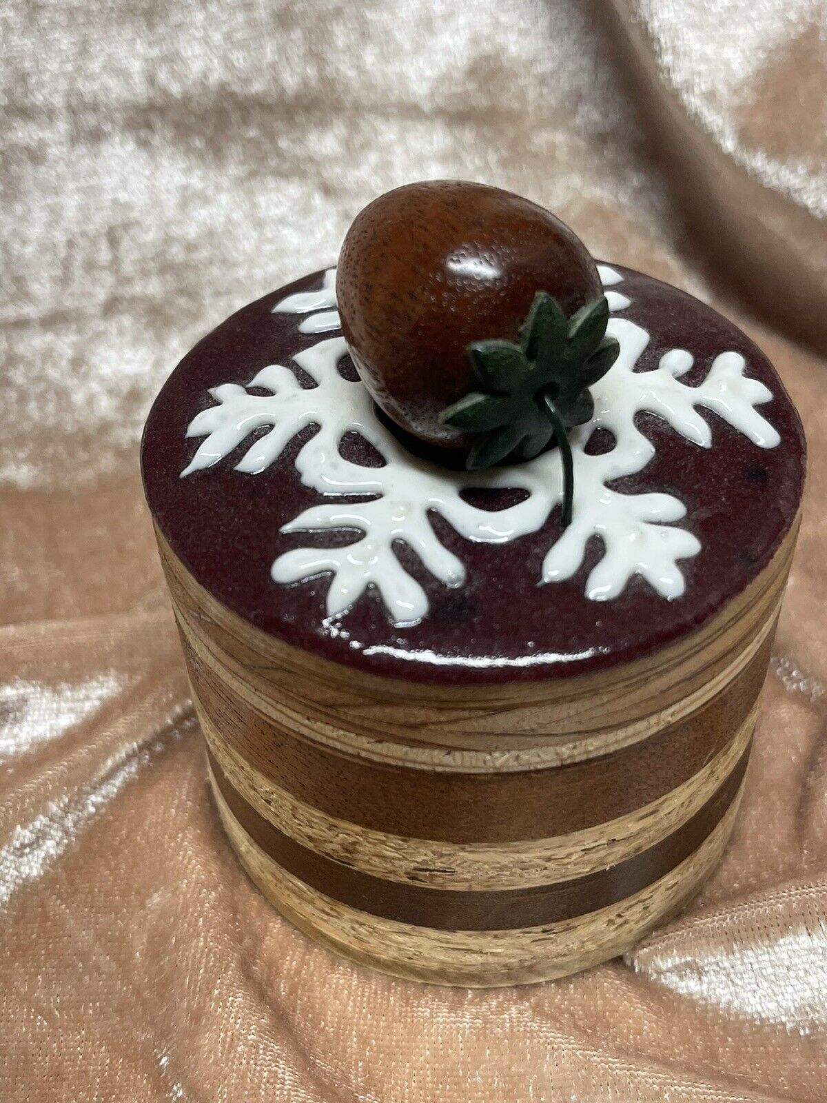 KUMANODO Satashi Music Box Cake, Snow Flake Acorn Plays When Wish Upon a Star