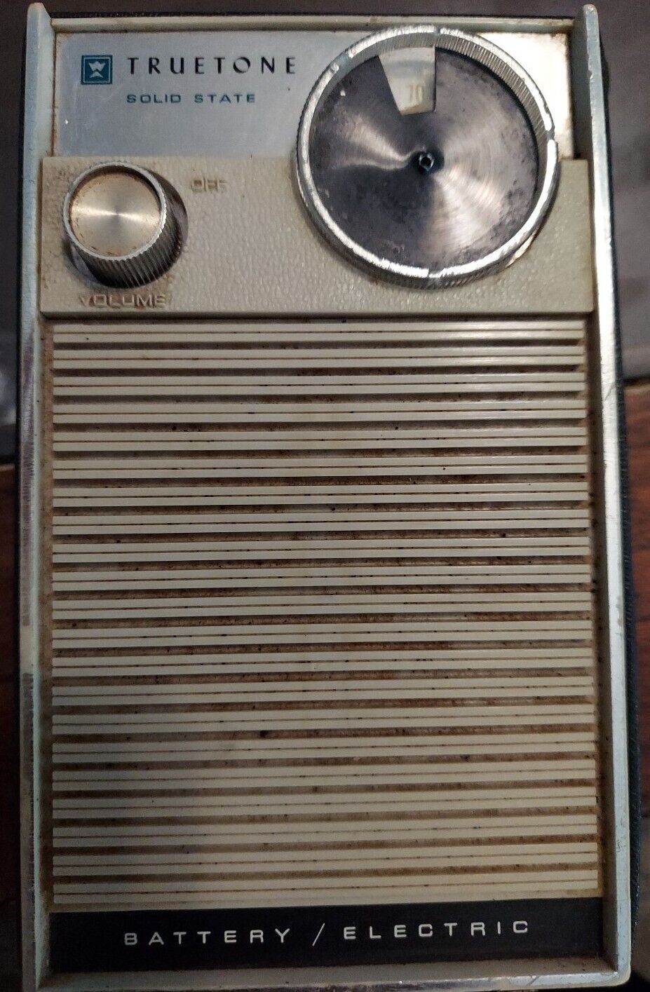 Vintage Truetone portable radio Model MIC3016A-07 