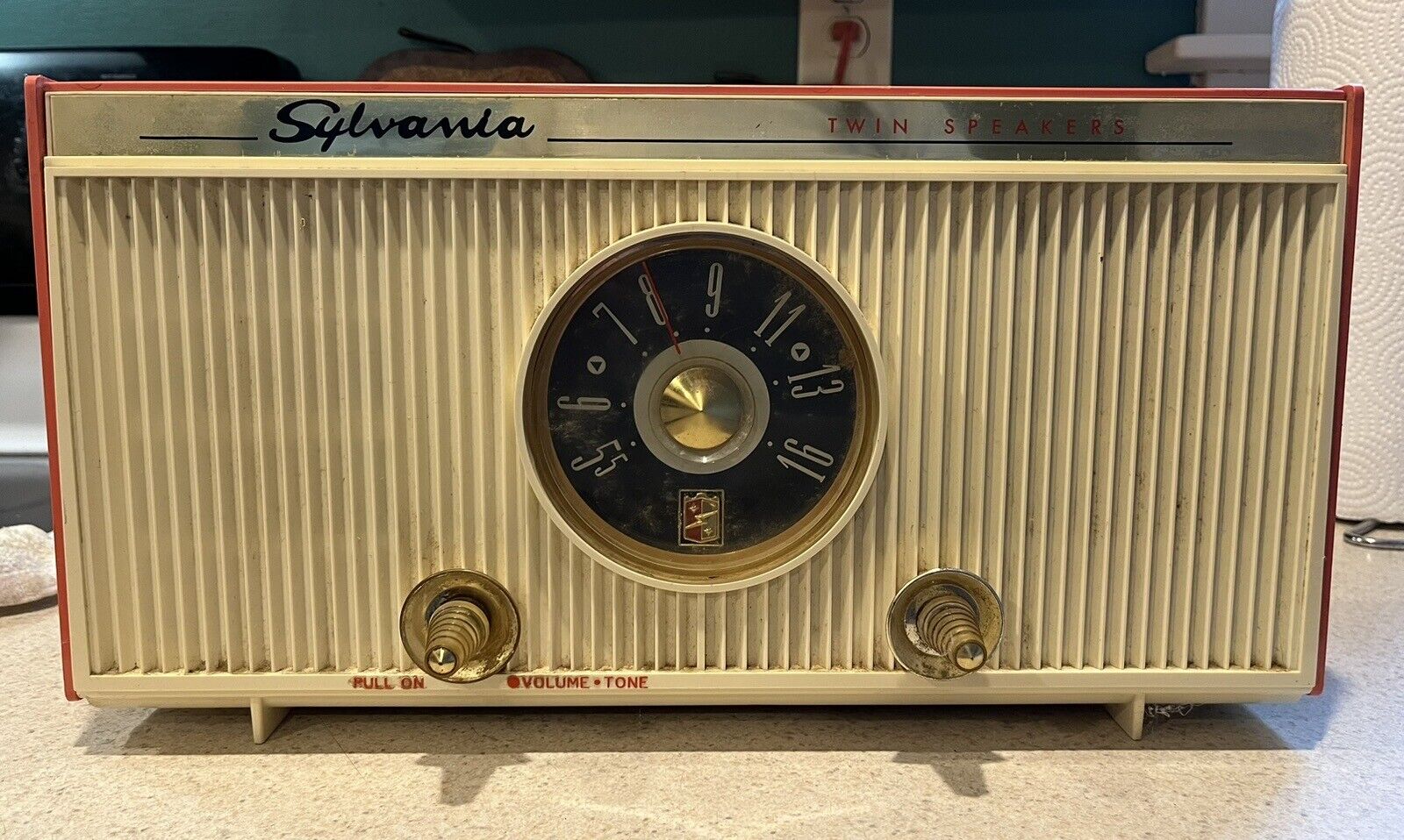 Pink Cream MID-CENTURY SYLVANIA AM TUBE RADIO Model 1303 Vintage 1950s WORKS