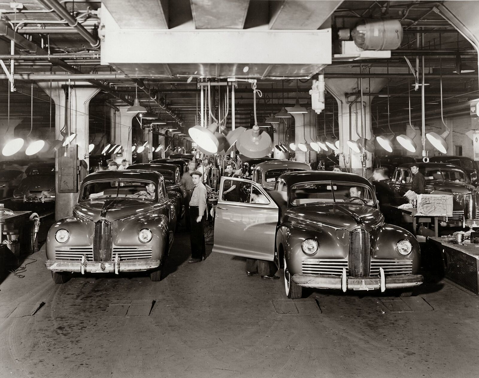 1941 PACKARD ASSEMBLY LINE Photo  (188-E)