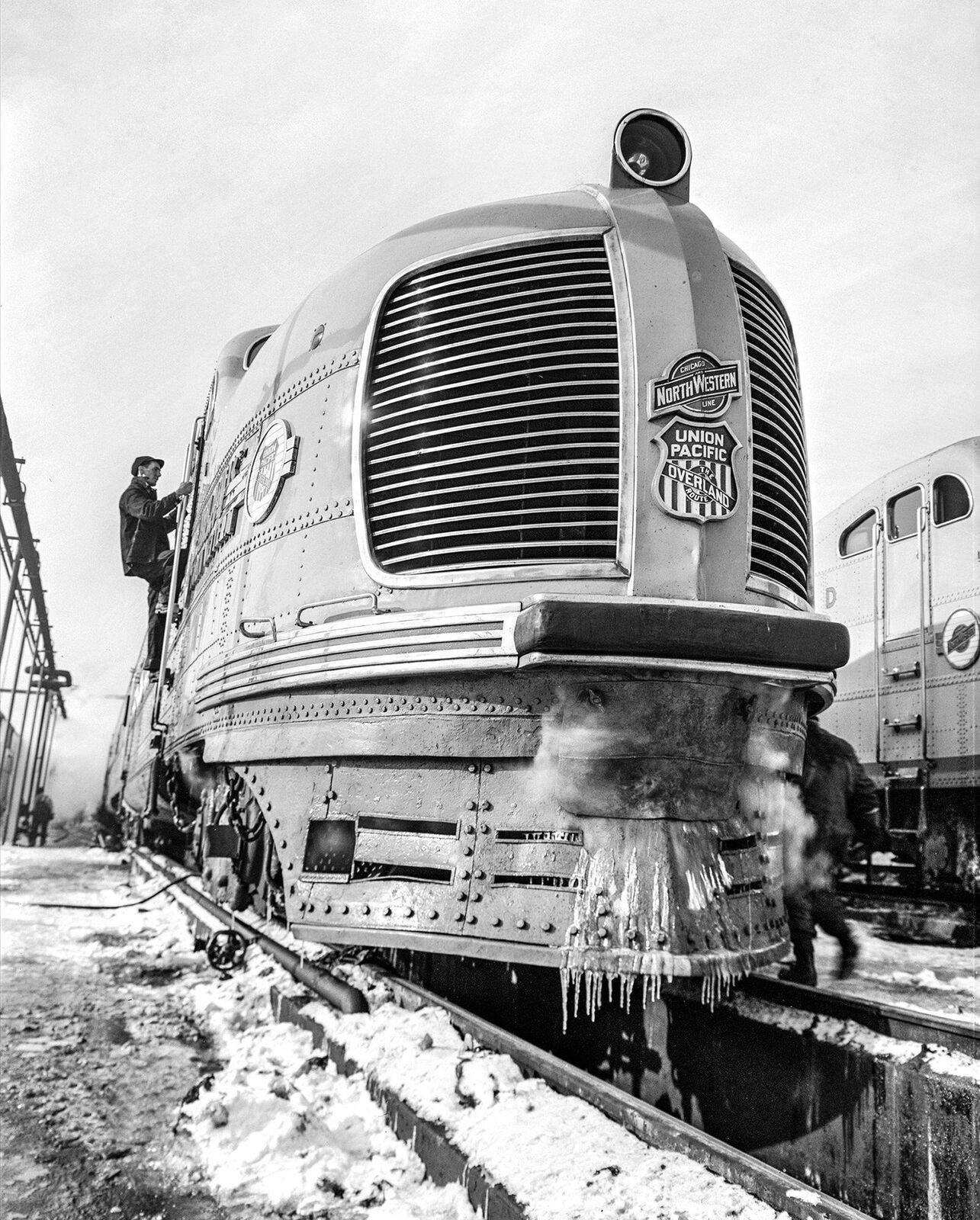 1942 Chicago & North Western Railroad Streamliner  8.5X11 * PHOTO