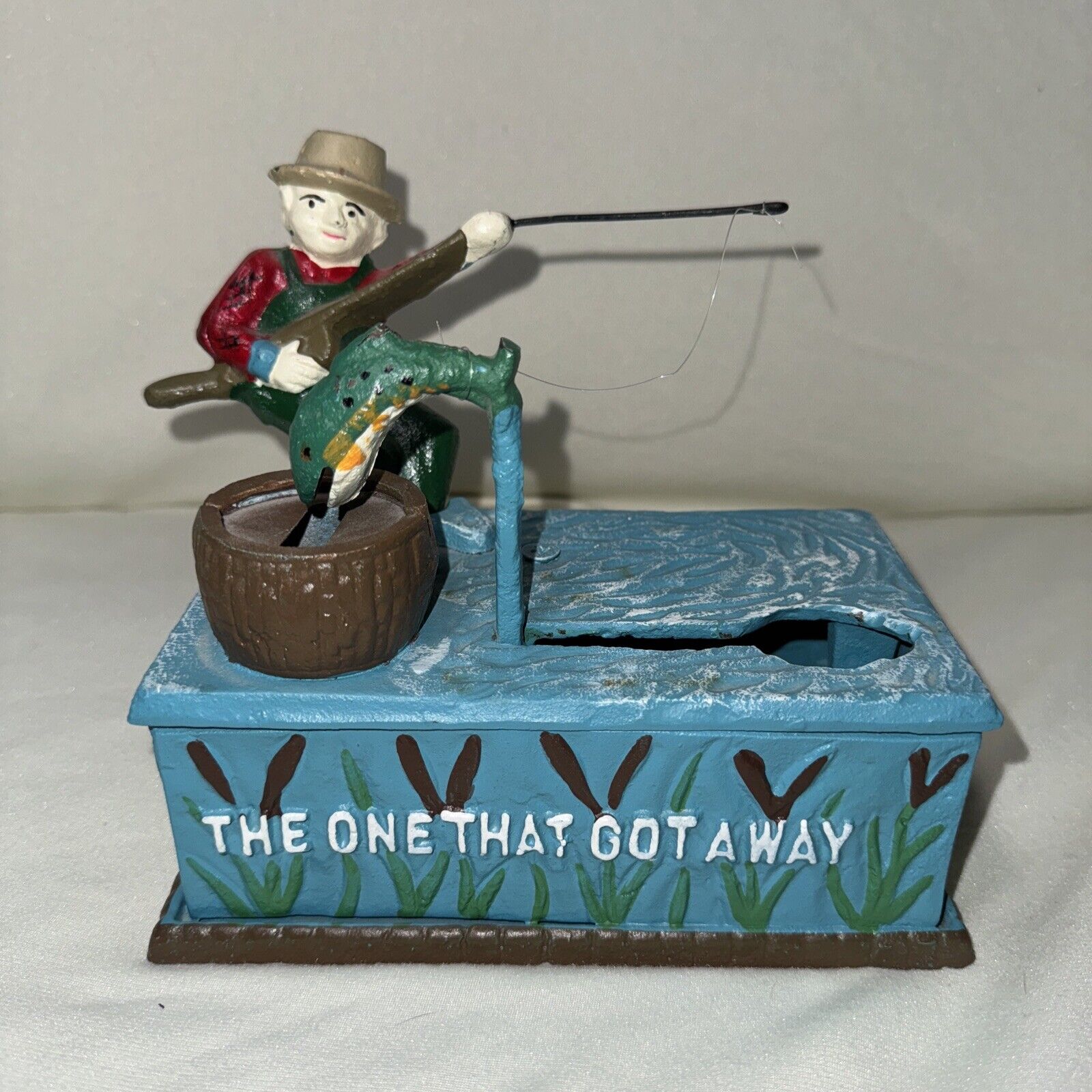 Vintage THE ONE THAT GOT AWAY fisherman Cast Iron working PIGGY PENNY BANK fish