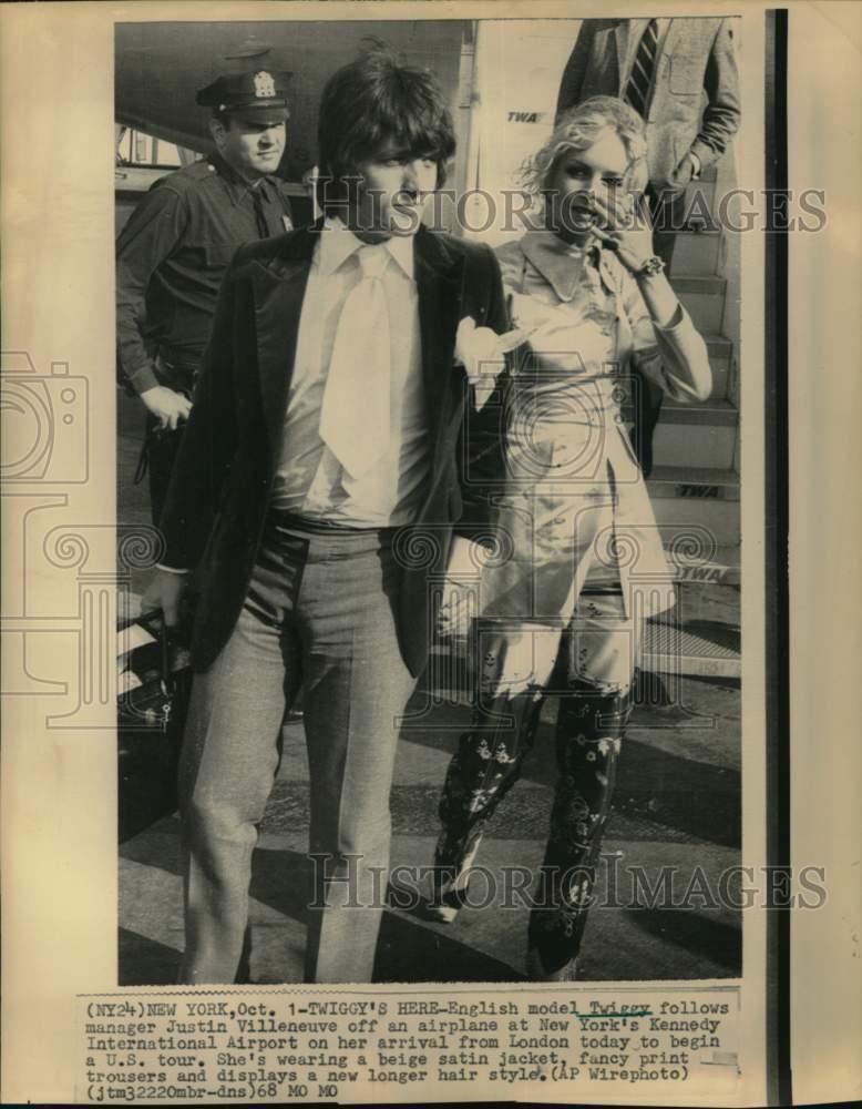 1968 Press Photo Model Twiggy, manager Justin Villeneuve at New York airport