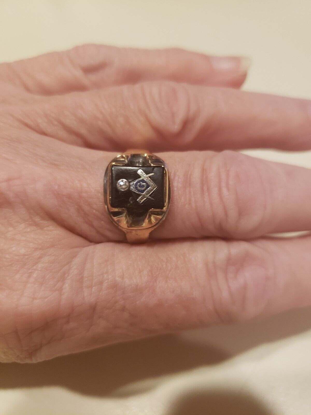  Men\'s 10K Masonic ring.  Diamond accented compass. size 9.25.