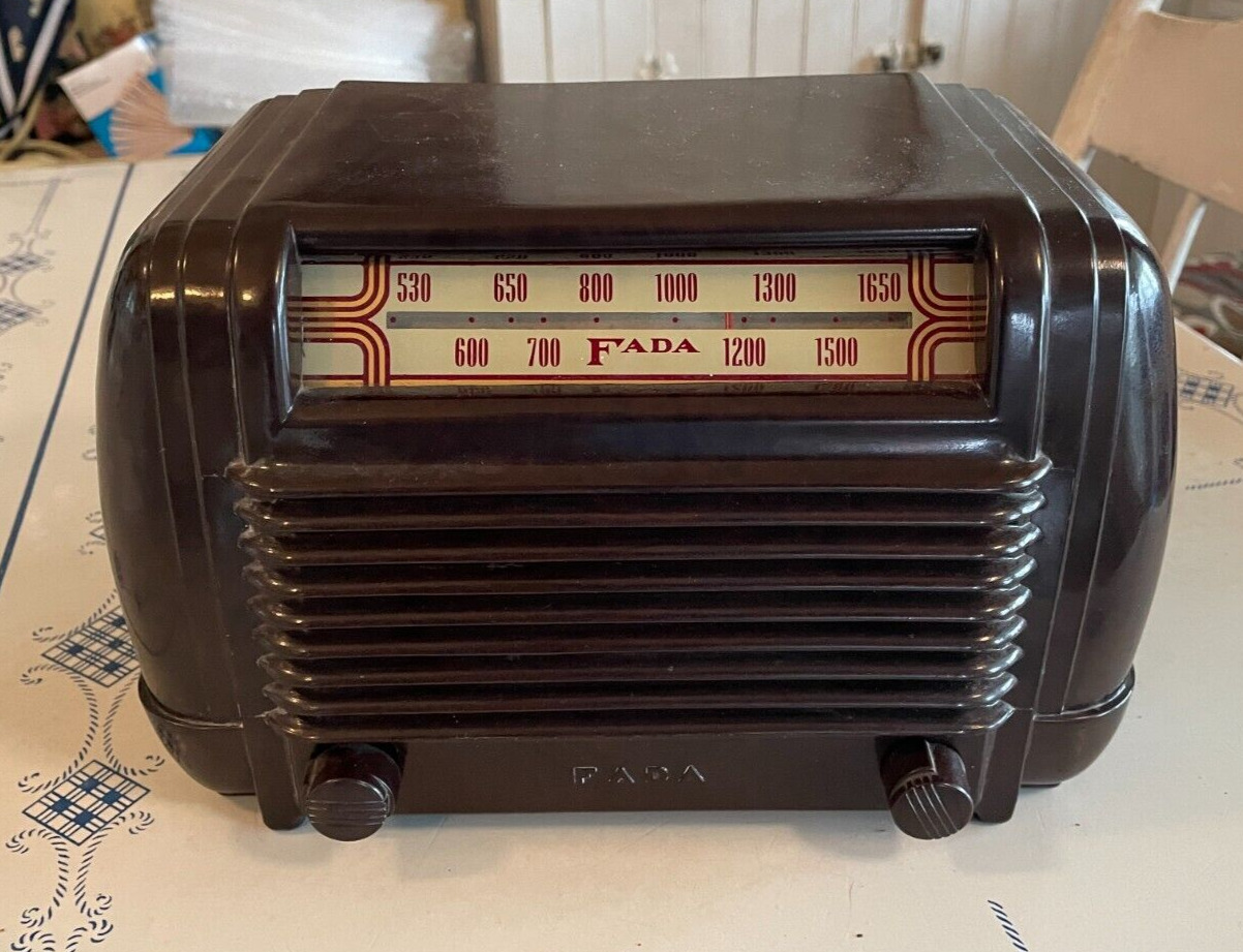 Antique Fada  Model 605 (1946)  vintage tube radio