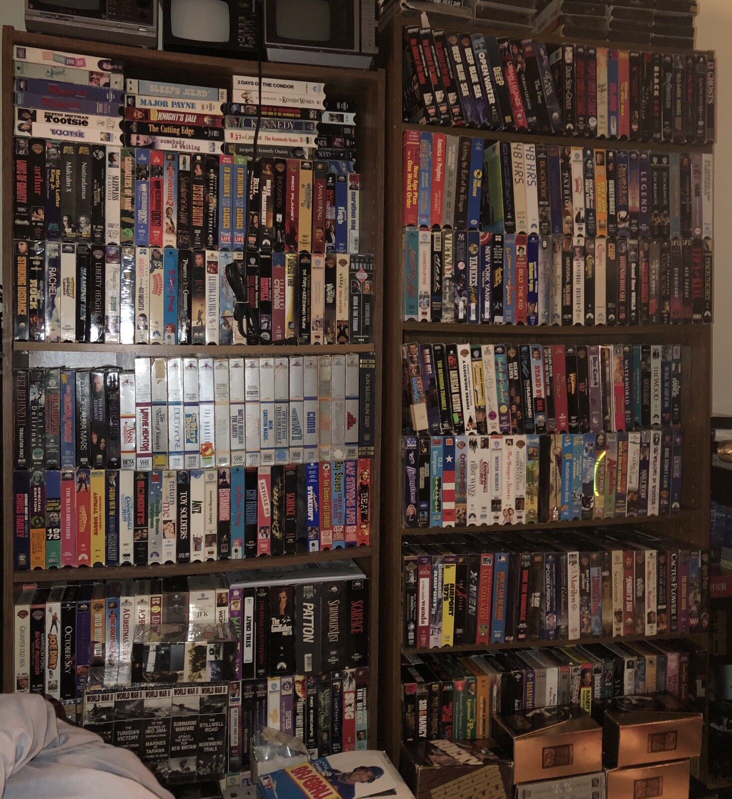 30 VHS FOR $44.95  HUGE LOT HORROR ACTION SCI-FI ADVENTURE COMEDY 