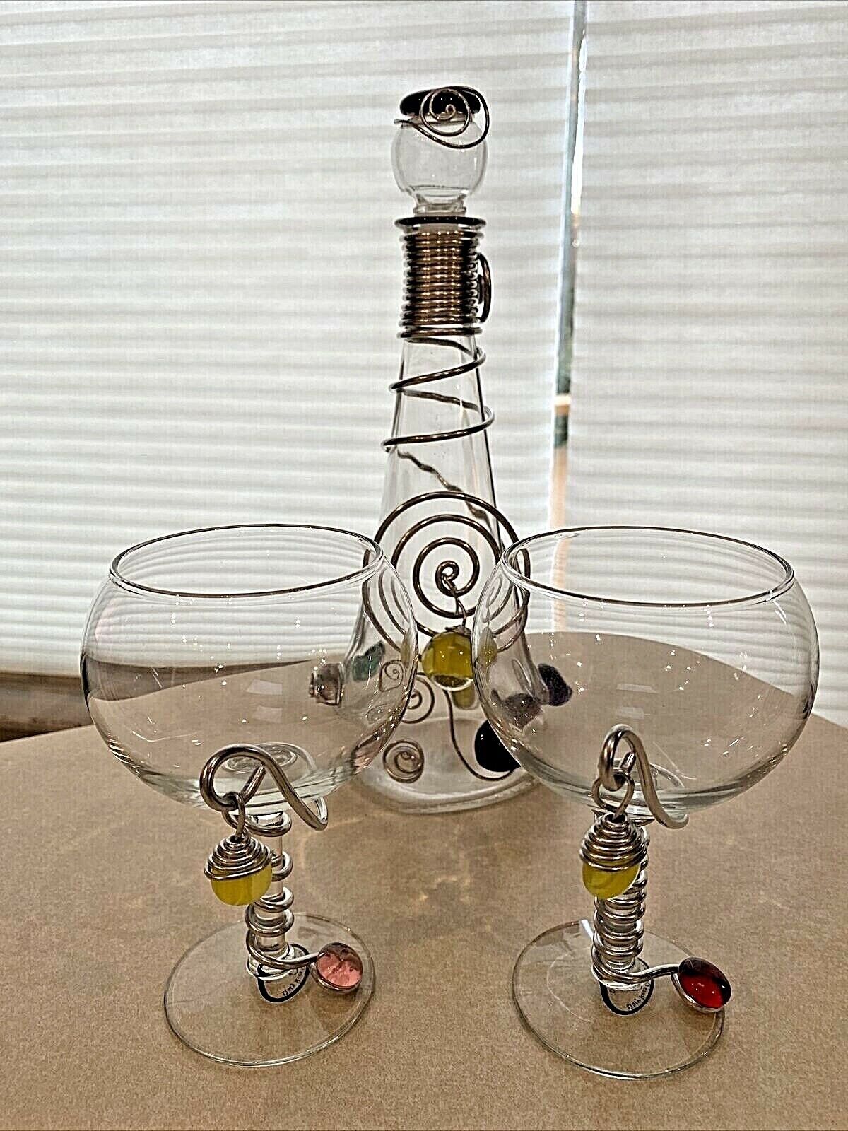 Beautiful Dary Rees glass wine decanter and 2 glasses w decorative beads, wires