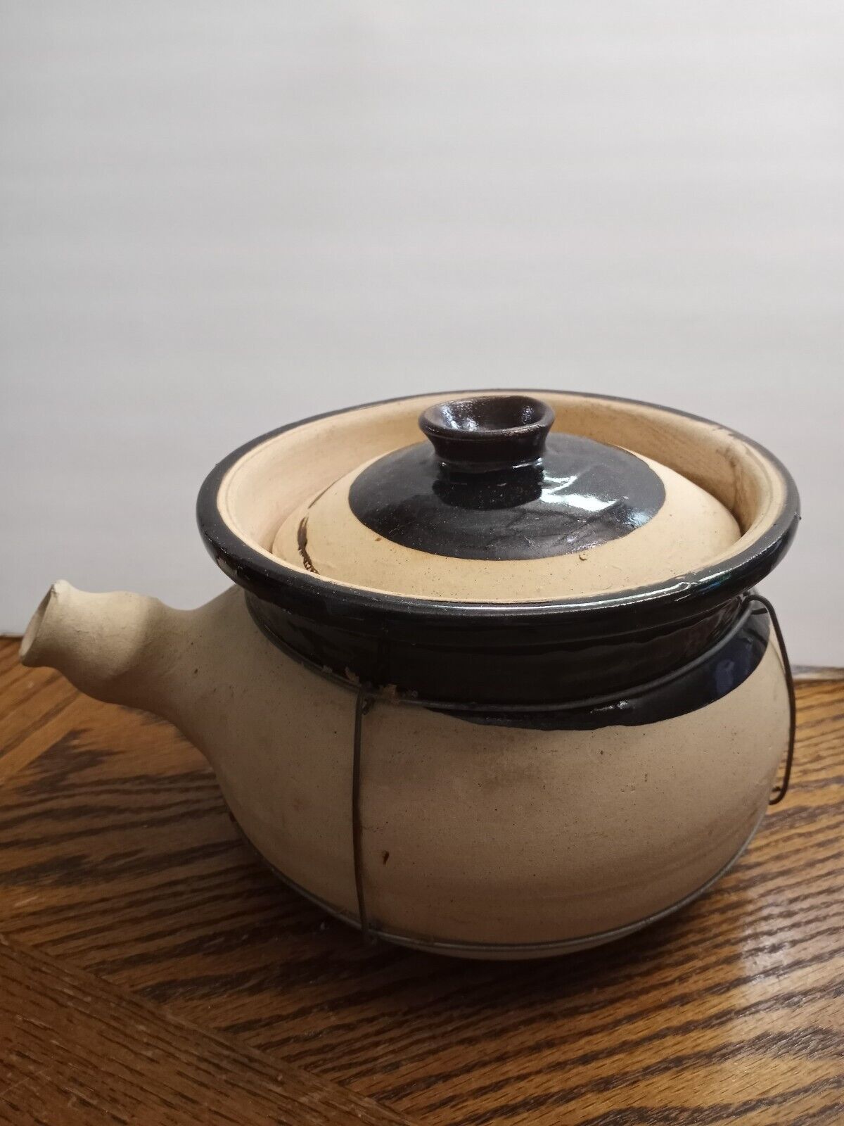 VINTAGE JAPANESE EARTHWARE 10\'\' COOKING POT IN WIRE FRAME WITH LID