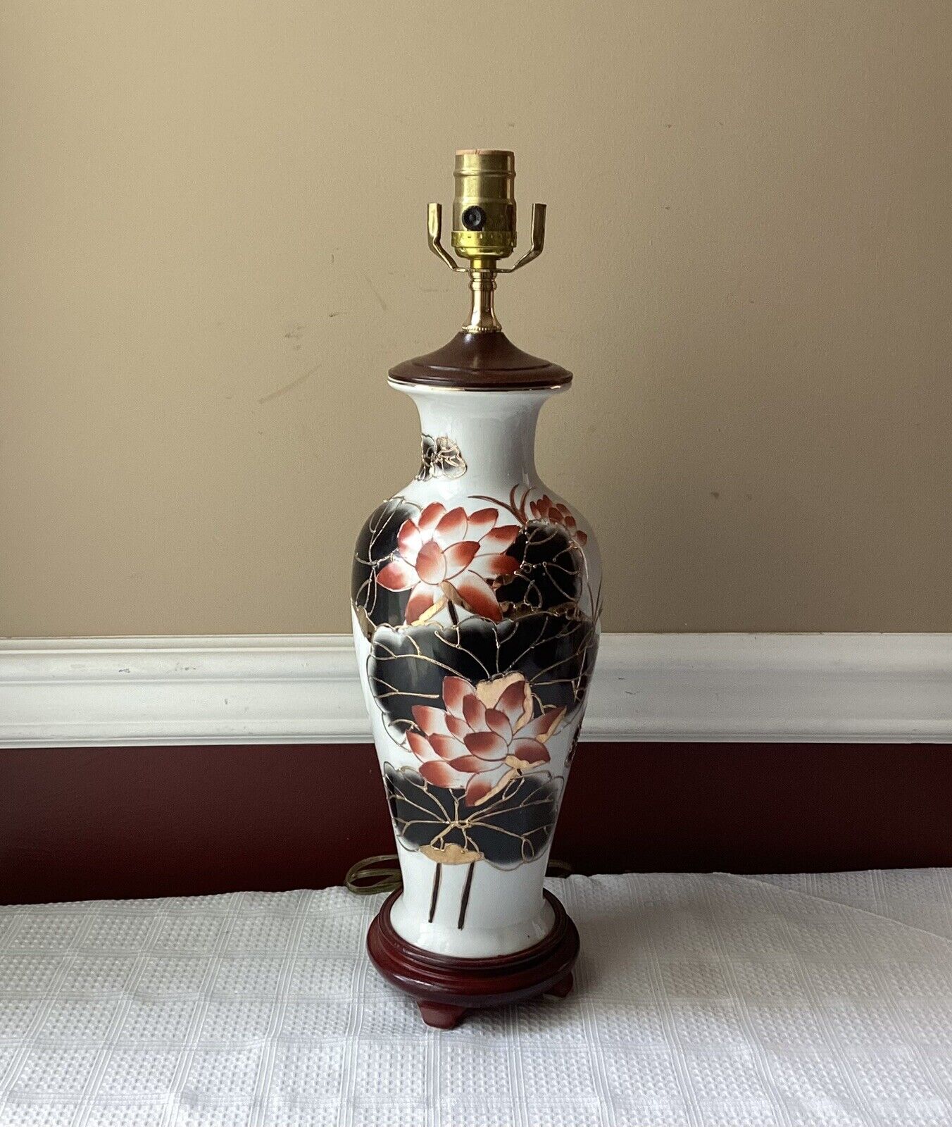 VTG Chinese Porcelain Vase Lamp, Hand Painted, Unmarked, Working, 18 3/4\