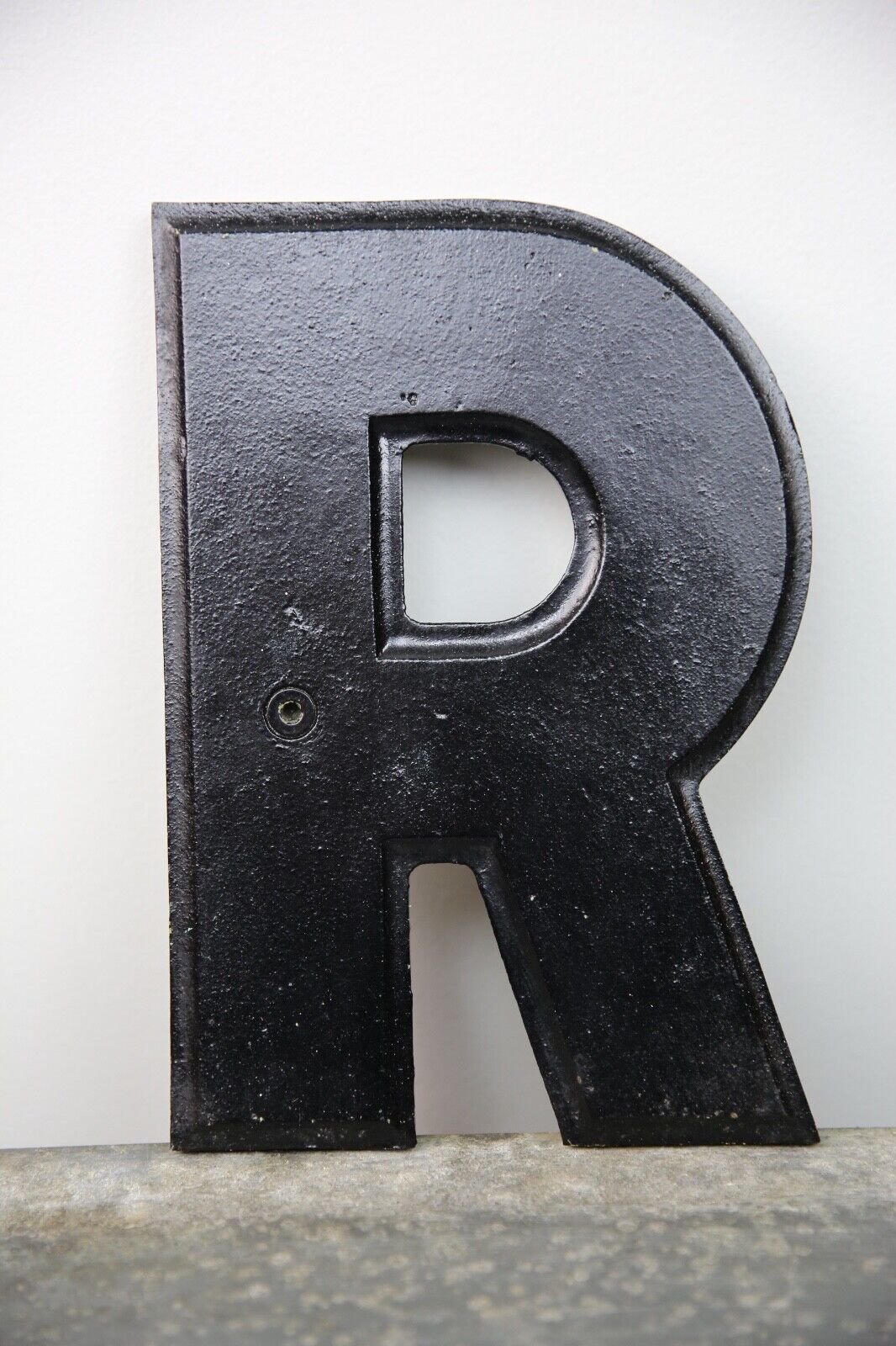 VINTAGE WAGNER MOVIE THEATER MARQUEE CAST METAL SIGN LETTER “R” BLACK