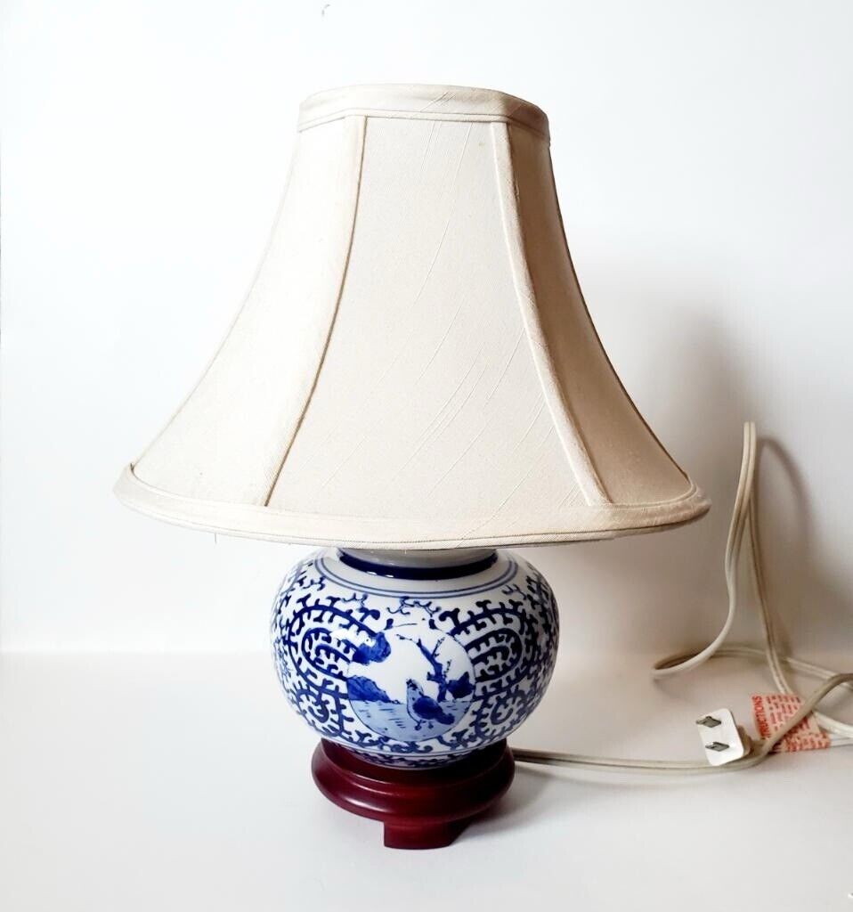 Beautiful Vintage Chinoiserie Chinese Blue White Porcelain Table Lamp Bird Vines