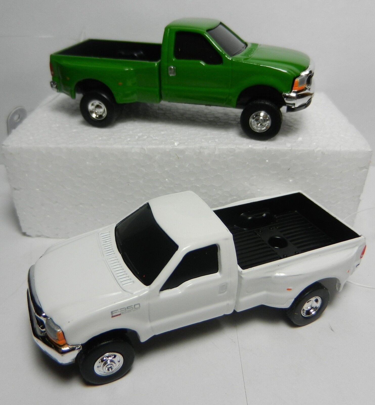 PAIR = ERTL 1:64 *GREEN & WHITE* Ford F-350 Super Duty DUALLY Pickup Truck NEW