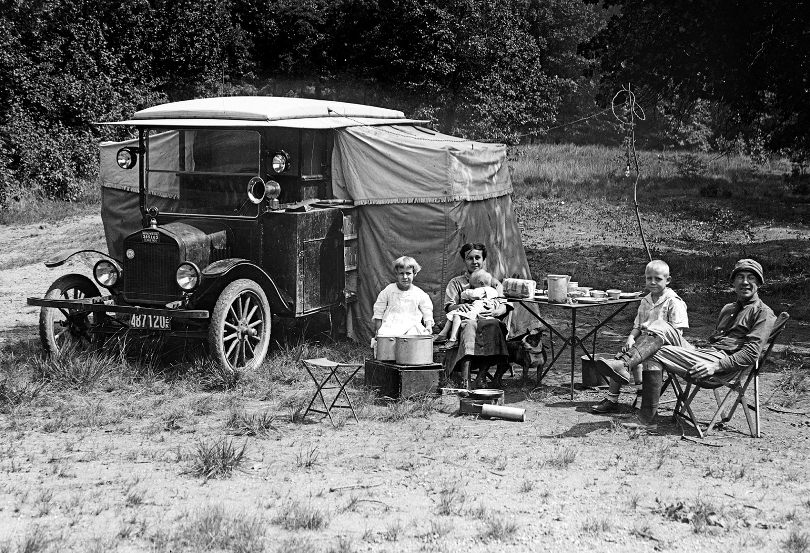 1923 Family Vacation Car Camping Vintage Old Photo 4\