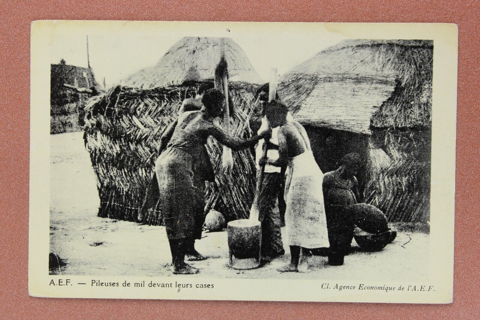 AFRICA. Pileuses de mil devant leurs cases. Vintage postcard 1920s🌕