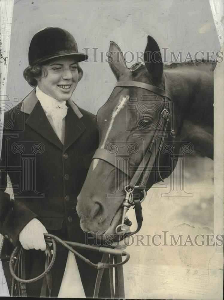 1937 Press Photo Equestrian Ann McIntosh with her horse - mjc38945