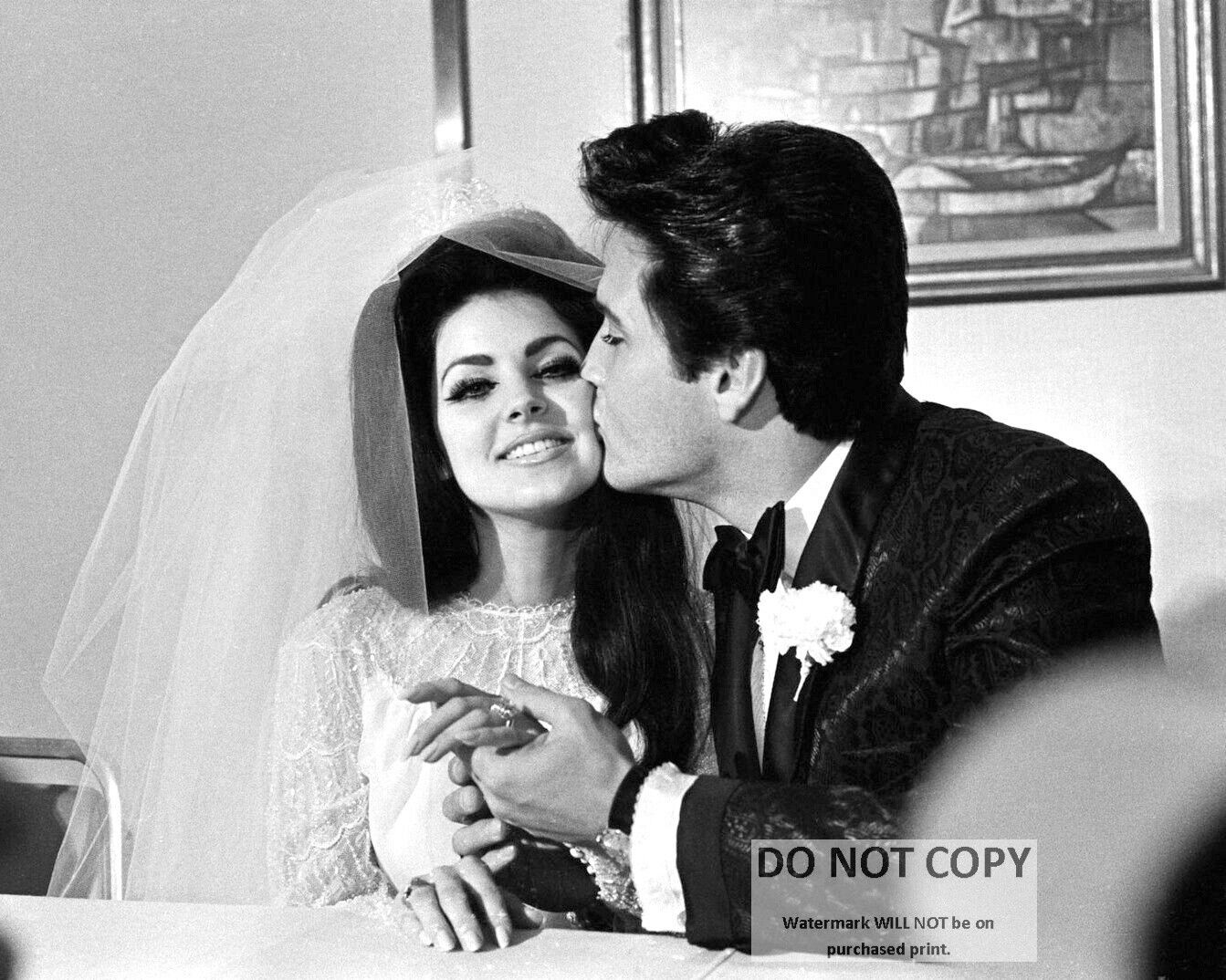 ELVIS PRESLEY & NEW WIFE PRISCILLA AFTER THEIR WEDDING 1967 - 8X10 PHOTO (AB908)