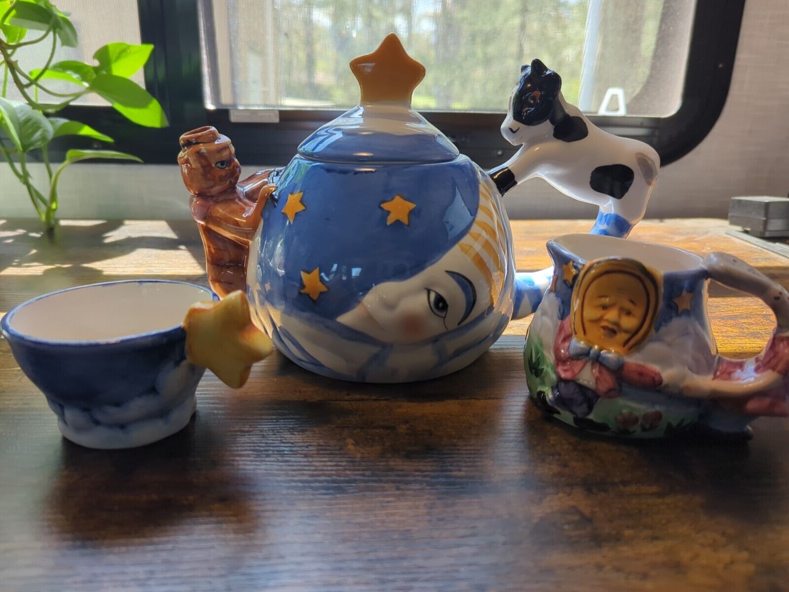 VTG Hand Painted Cow Jumped Over The Moon Tea Set, Teapot Sugar & Creamer 2 Cups