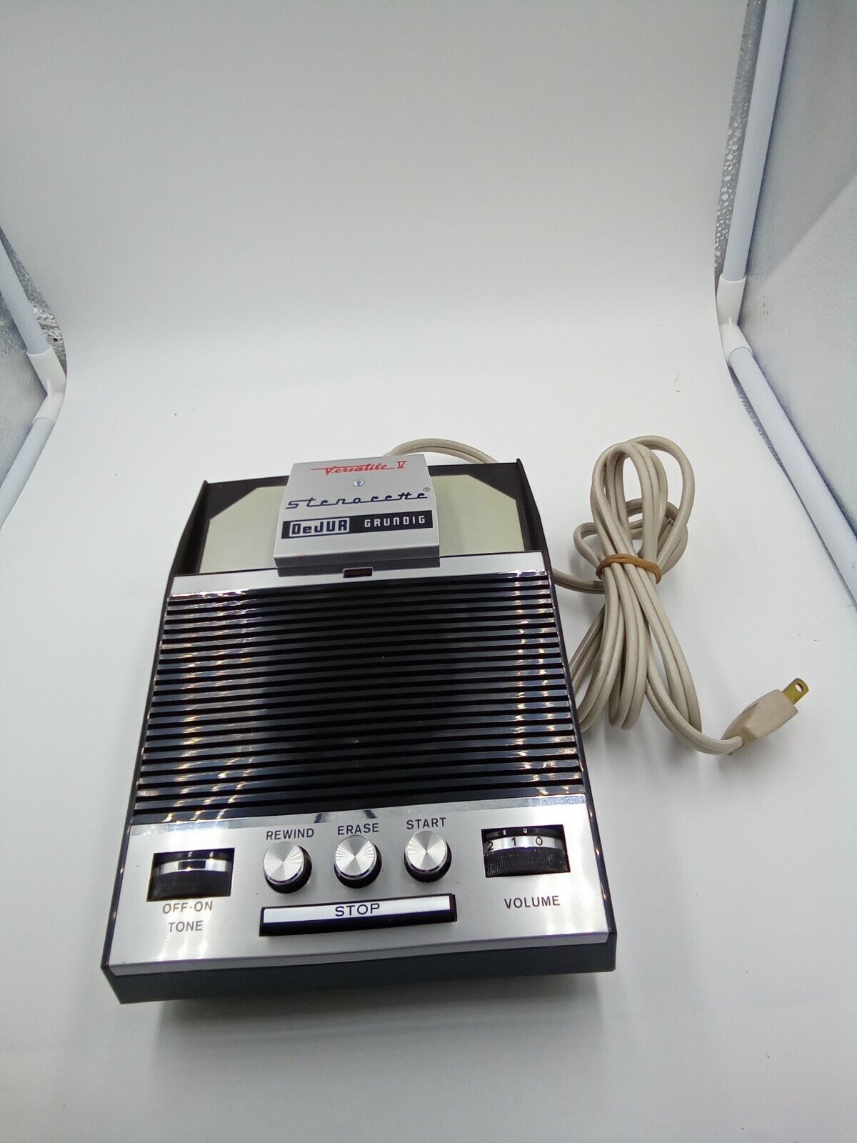 Vintage Grundig DeJUR Stenorette Recorder Versatile V tape recorder powers on