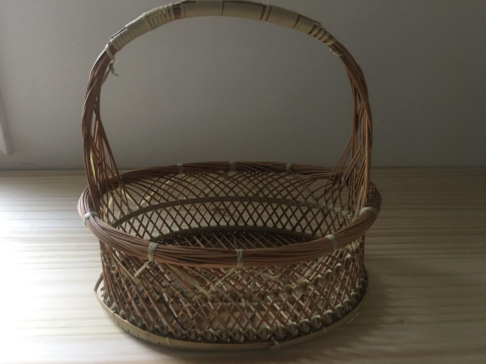 Vintage 1990s Handwoven Oval Bamboo Rattan Wicker Basket Fruit storage w/ Handle