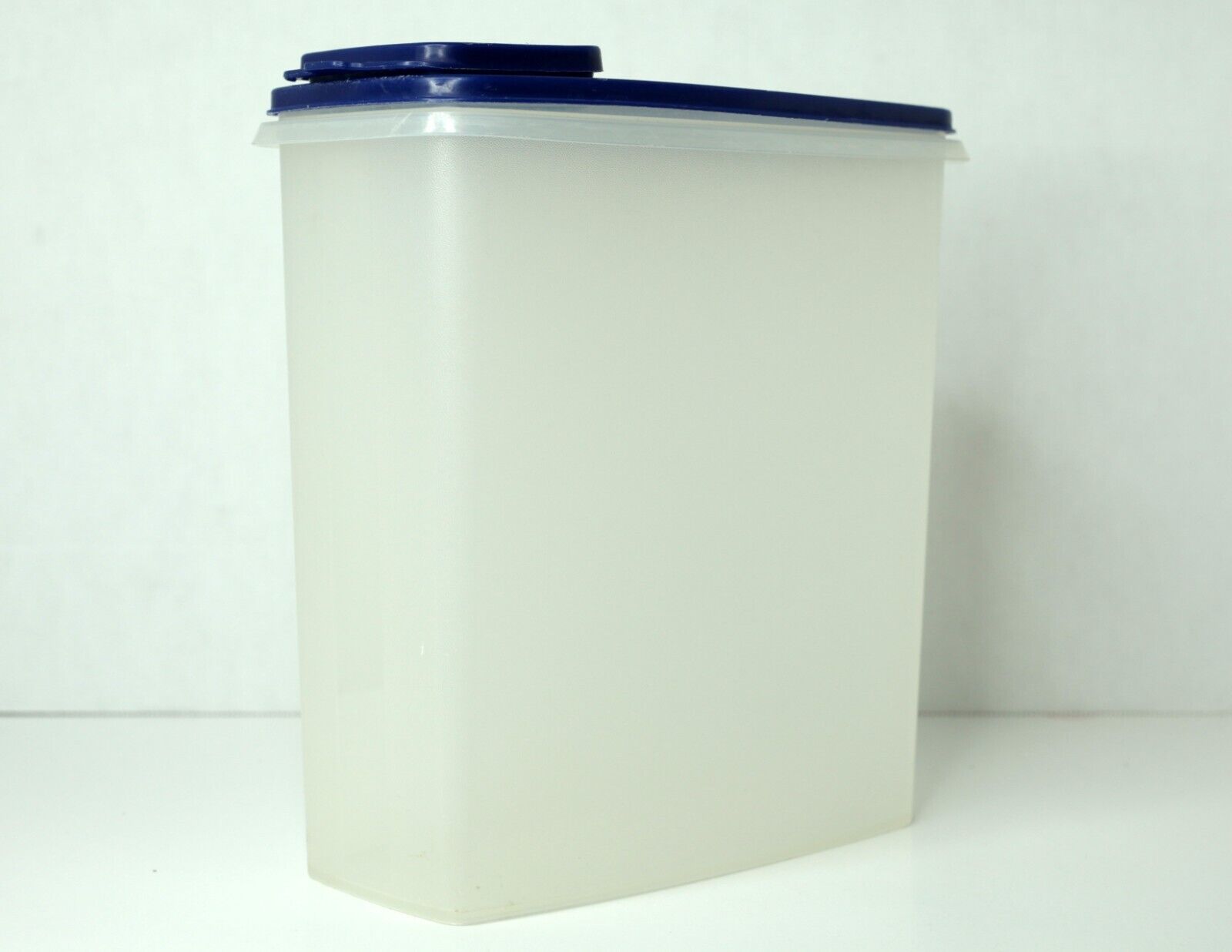 Tupperware #1588 20 Cup Cereal Keeper  Storage Container Clear w/ Blue Lid