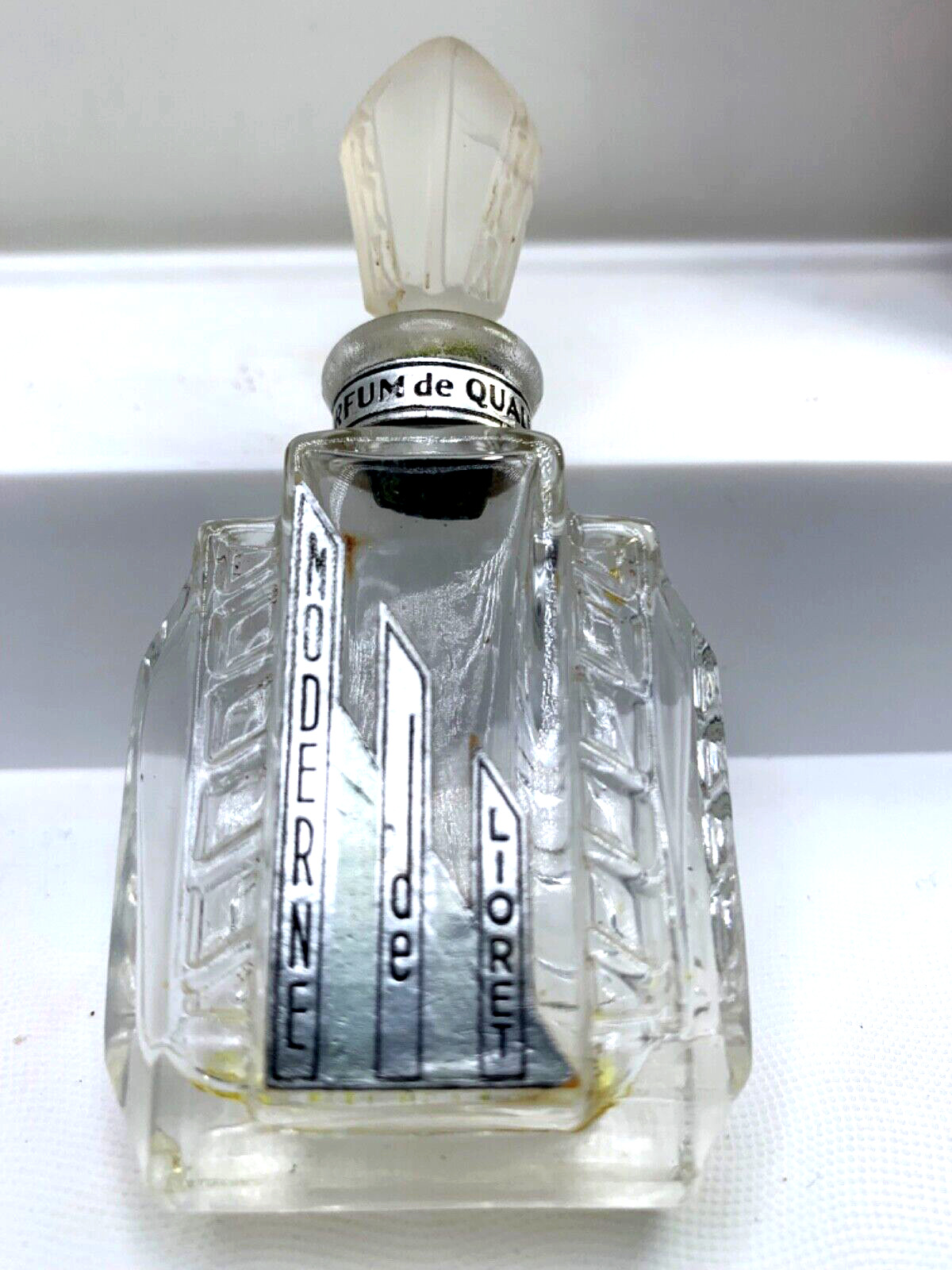 Pretty  Art Deco  HTF  Vintage perfume bottle.  Moderne de Lioret.  1930.