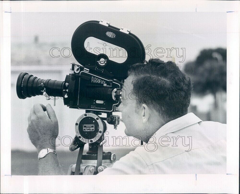 1964 Press Photo Man Operates Vintage Arriflex Movie Camera 1960s