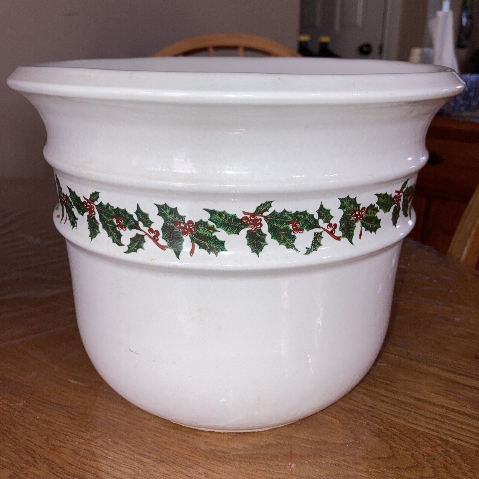 Zanesville Ohio Stoneware Pottery Christmas Crock Holly Berry Vintage/8”diam/ 7”
