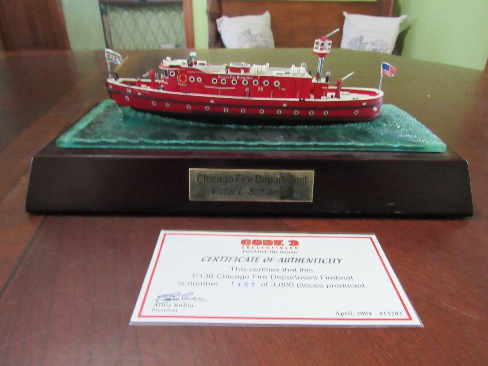 CODE 3 1/136 SCALE CHICAGO FD FIREBOAT VICTOR L. SCHLAGER - DAMAGED FIRE CANNON