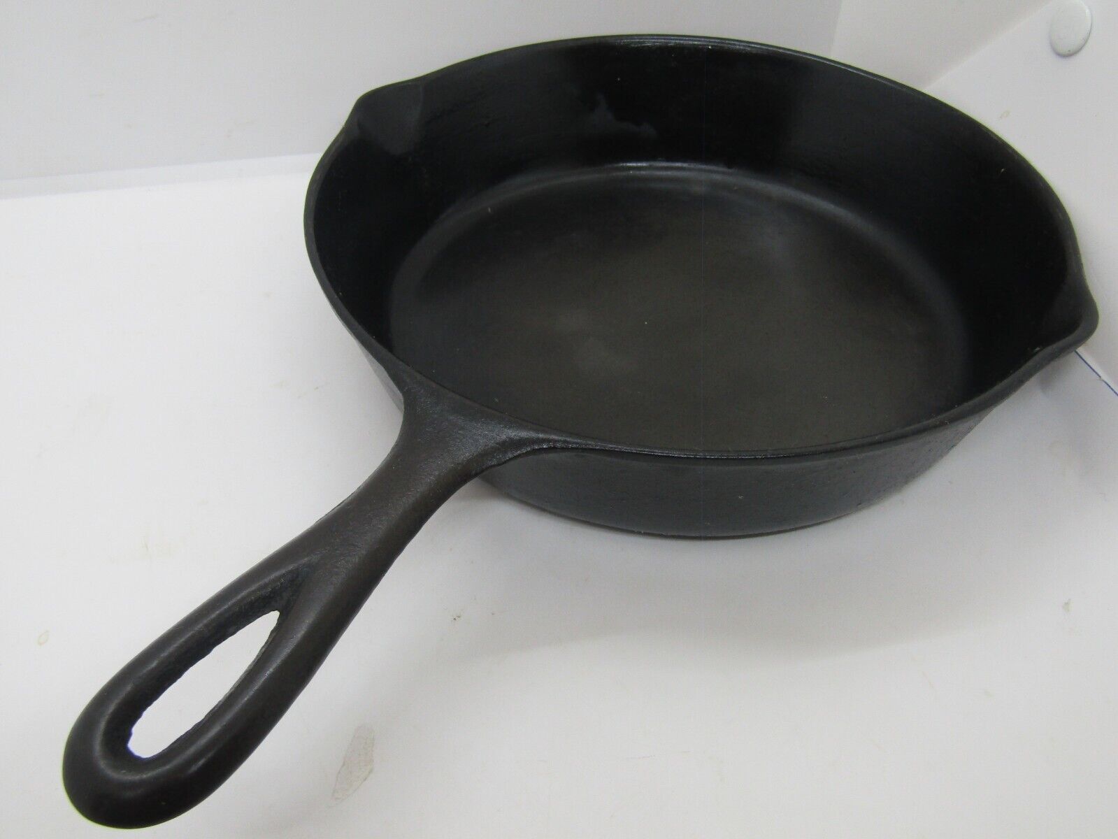 Vintage Unmarked Iron Skillet Heat Ring and Dual Spout 8 Inch Diameter No 5