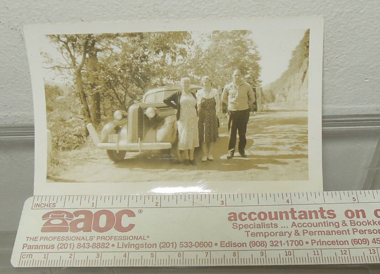 Late 1930\'s auto and occupants NJ? vintage photo 