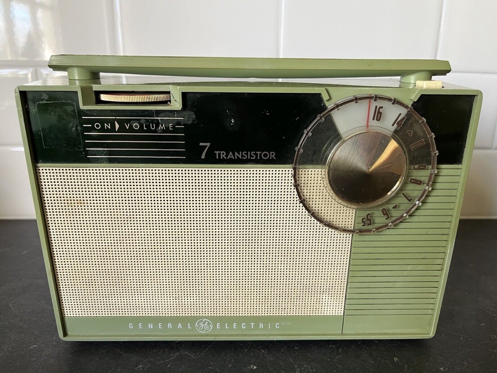 Vintage  1959 General Electric GE Antique GREEN 7 Transistor Radio P771A