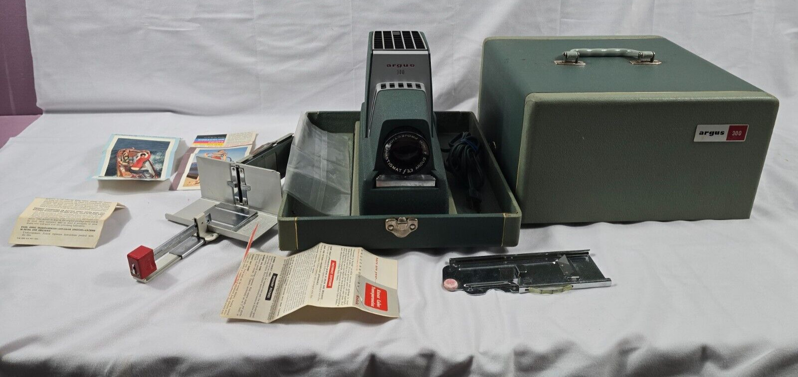 ARGUS 300 VINTAGE LIGHTED SLIDE PROJECTOR WITH CASE - Tested And Working