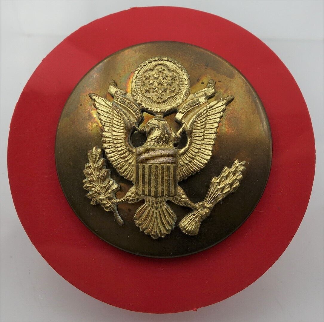 E22, Signal Corps NCO Cap Badge with orange cast plastic backer disc