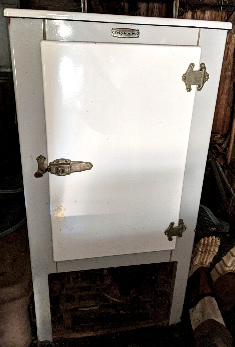 Vintage 1920\'s Frigidaire Refrigerator. ANTIQUE. WHITE, ENAMEL WORKING* MAN CAVE