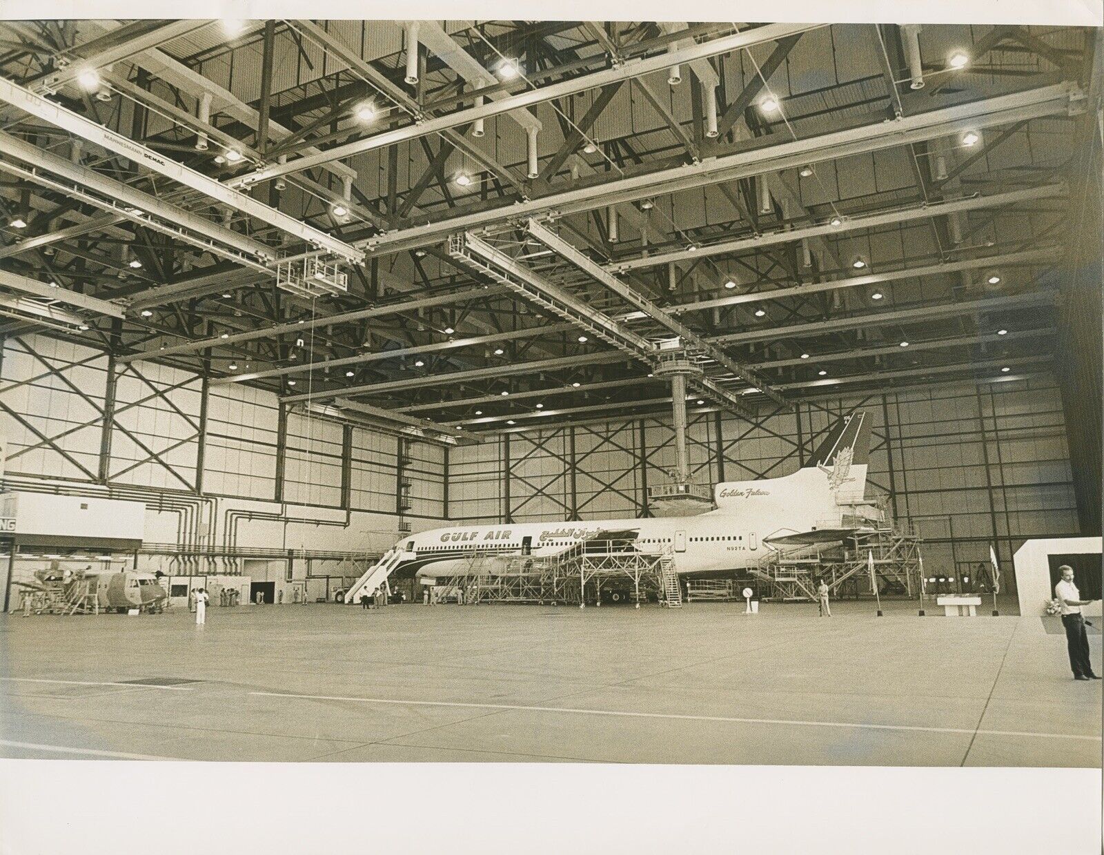 Gulf Air Hanger  Aircraft Aviation History Airplanes  A2771 A28 Original  Photo