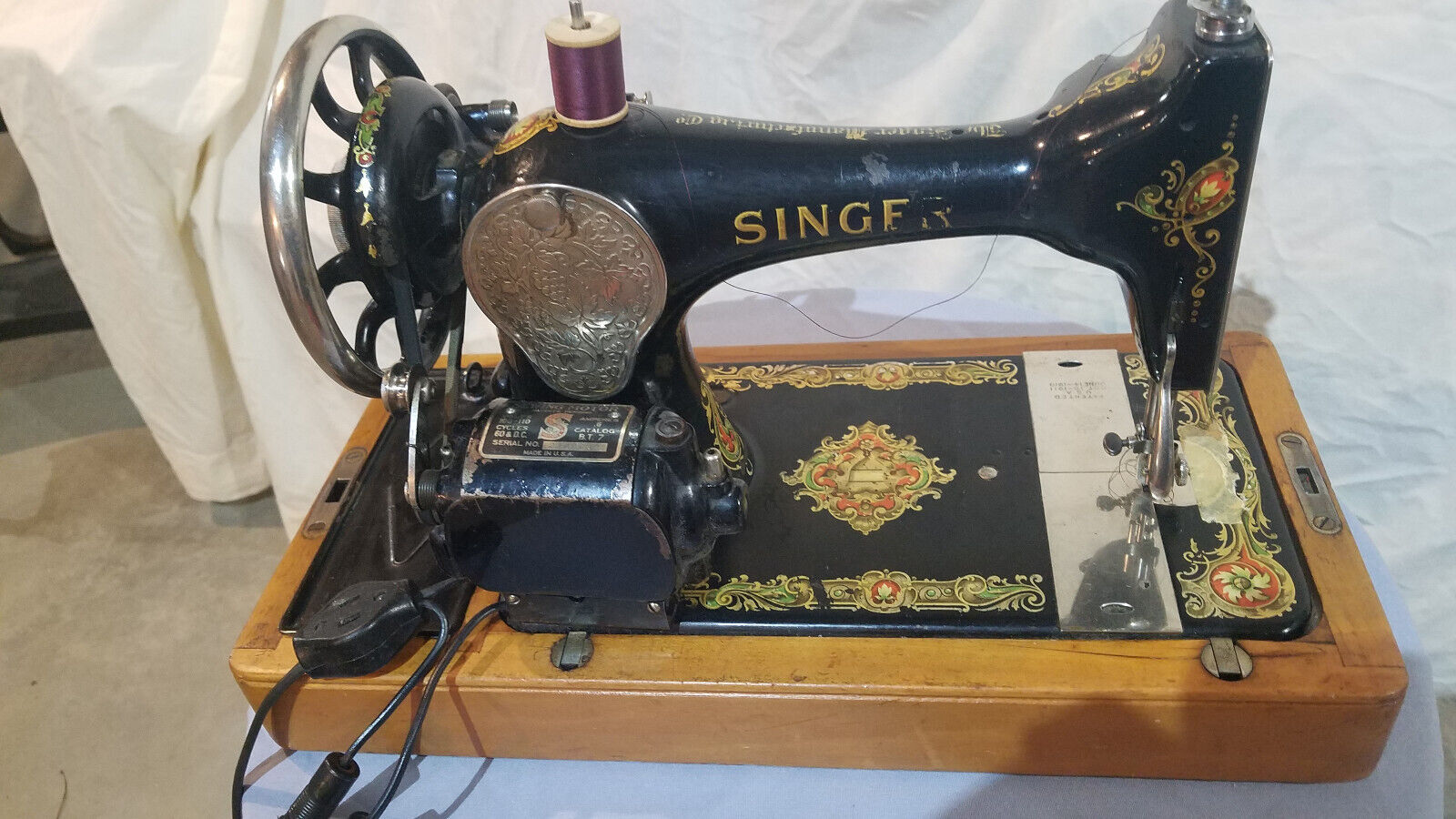 1923 Vintage SINGER Model 123-4 Sewing Machine born July/3/1923  Works. 