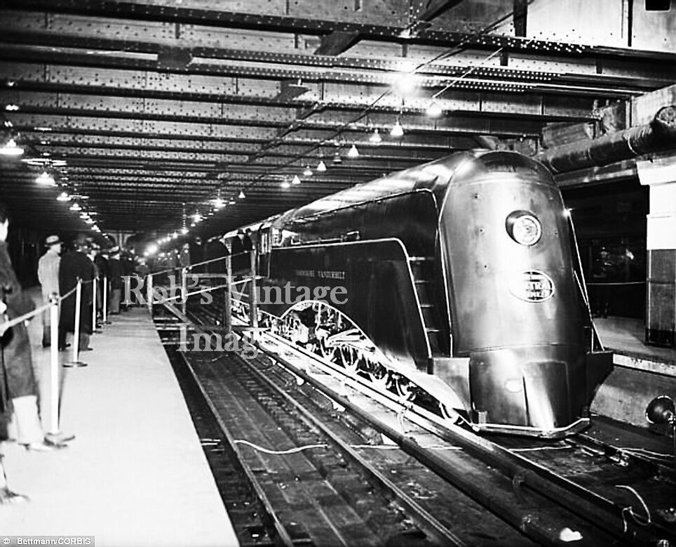  New York Central photo  Commodore Vanderbilt Streamline Steam Trainstation1938 