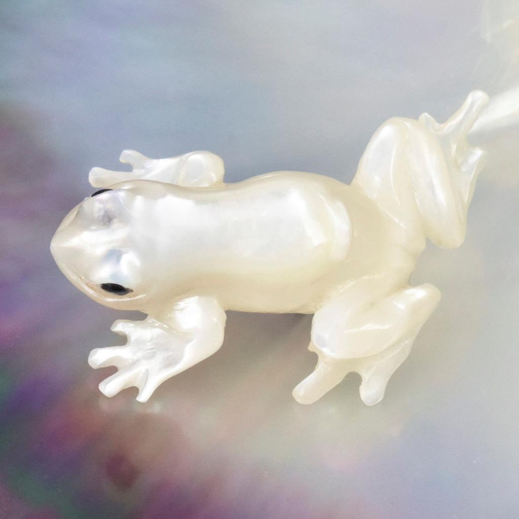 Frog Design White Mother-of-Pearl Shell Carving for Collection / Jewelry 6.29g